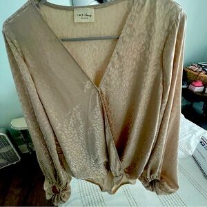 🐦🪺tan / golden Leopard bodysuit blouse, EUC